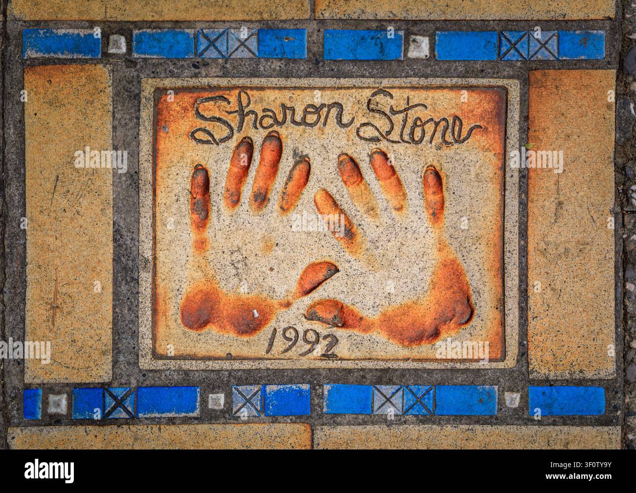 Cannes, Frankreich - 29. Mai 2024: Handabdruck von Sharon Stone, der berühmten amerikanischen Schauspielerin und Filmstar auf dem Walk Of Fame auf der Croisette Stockfoto