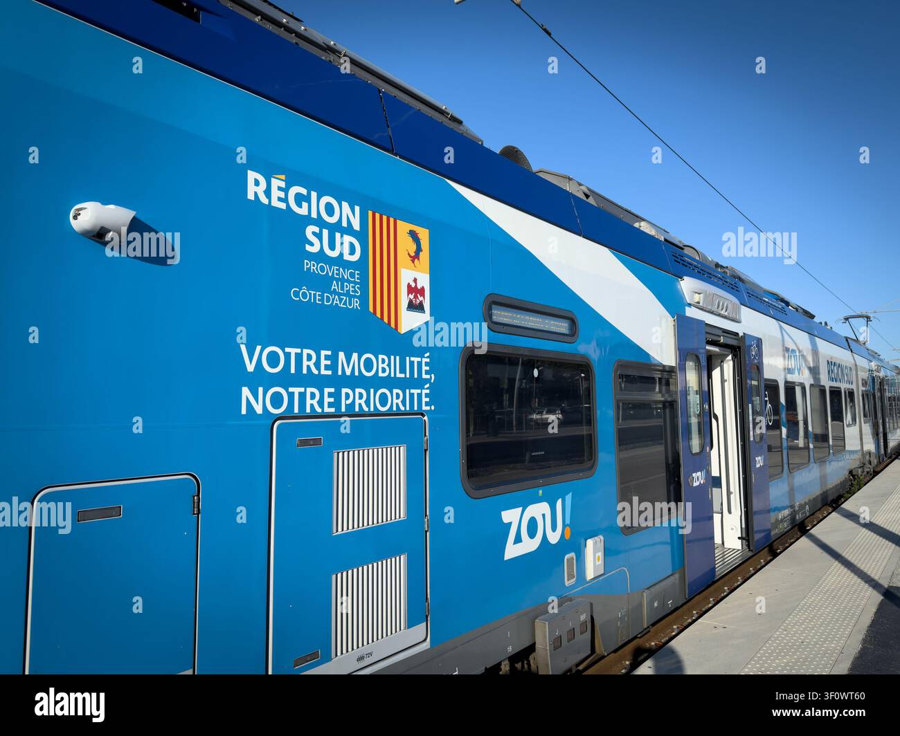 HYERES, FRANKREICH – 29. SEPTEMBER 2025: Der Regionalzug Zou mit der Marke TER am Bahnhof Hyeres in Südfrankreich. Zou ist der Name der Region PACA oder Reg Stockfoto