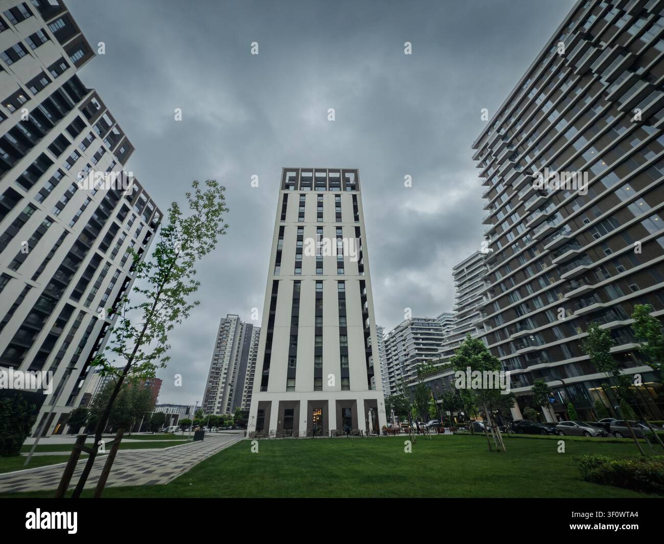 BELGRAD, SERBIEN - 17. MAI 2026: Wohnhäuser am Belgrade Waterfront, oder Beograd na vodi, moderne Apartmentfassaden, gepflegte Grünflächen, a Stockfoto