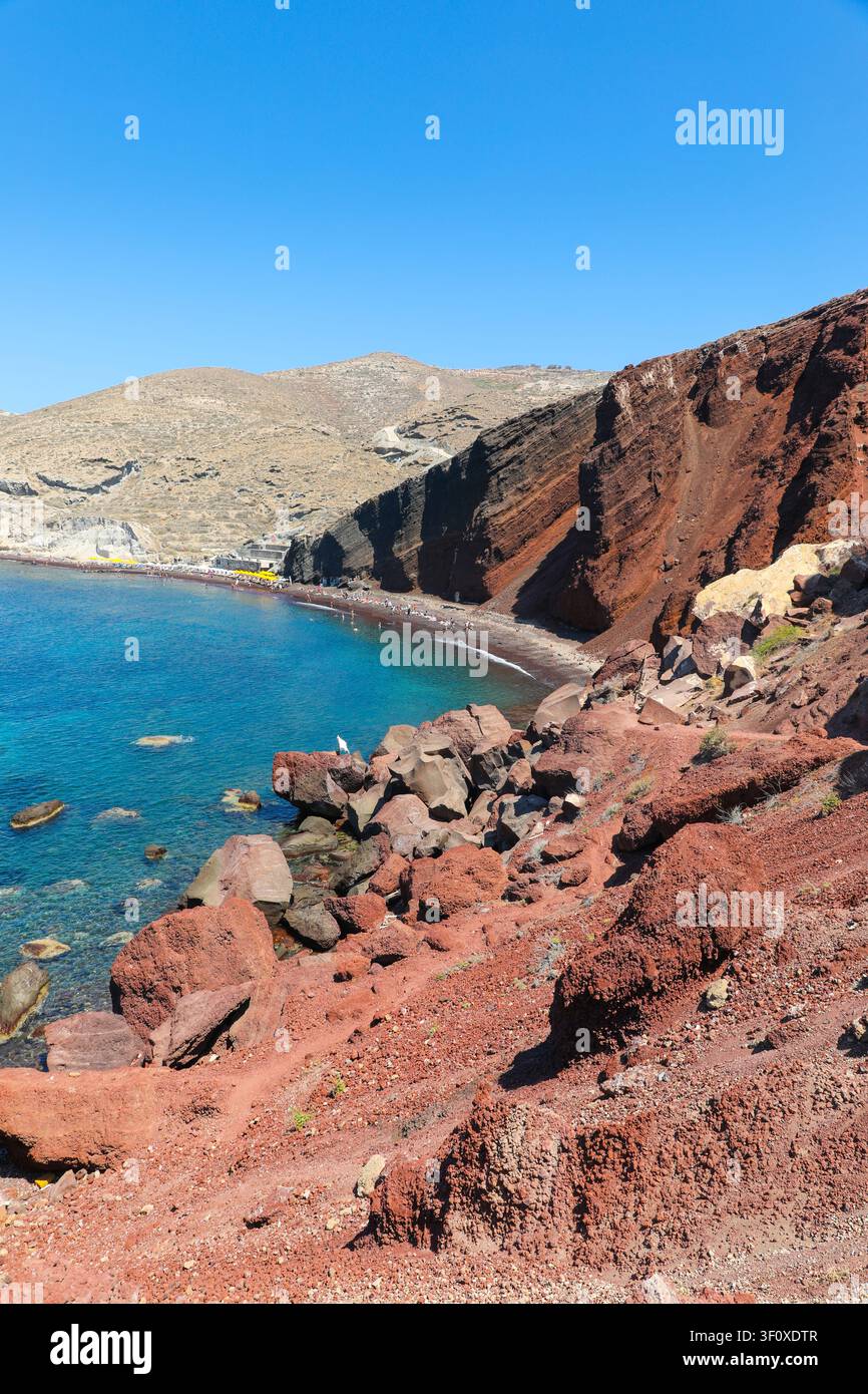 Red Beach in Santorini ist berühmt für seine rote Geologie aufgrund der vulkanischen Natur der Insel. Stockfoto
