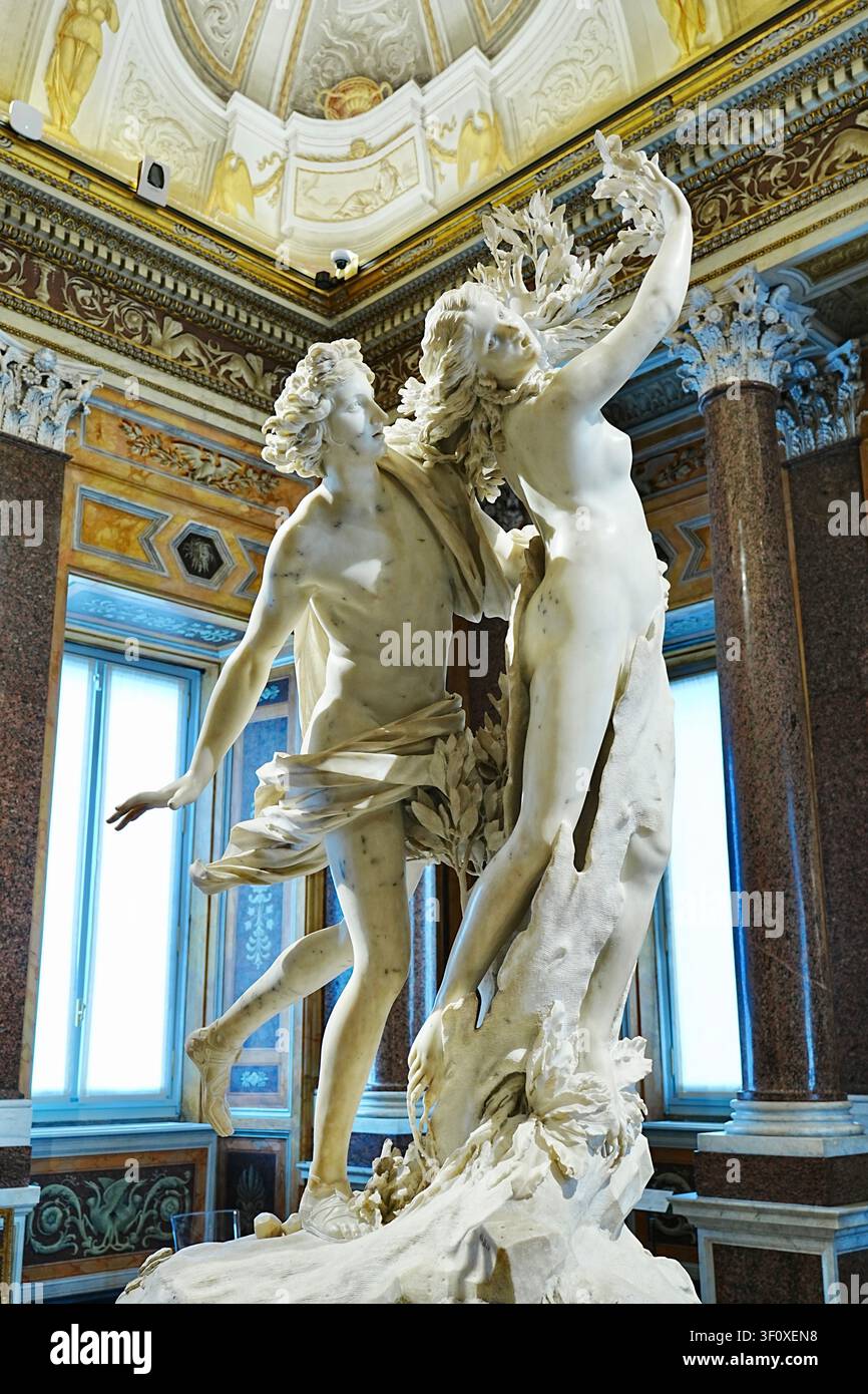 Die atemberaubende lebensgroße barocke Marmor-Skulpturengruppe Apollo und Daphne, gehauen von Gian Lorenzo Bernini, dauerhaft ausgestellt in der Borghese-Galerie Stockfoto