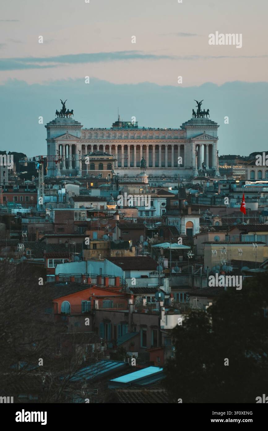 Ein weitläufiger Panoramablick auf das Nationaldenkmal Viktor Emanuel II (Vittoriano), das die Skyline von Rom, Lazio, Italien, dominiert und die Nation symbolisiert Stockfoto