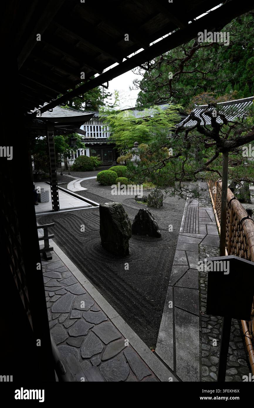 Der Zen-Trockengarten im Tempel Fukuchi-in, entworfen vom renommierten japanischen Landschaftsarchitekten Mirei Shigemori, zeigt eine elegante Komposition Stockfoto