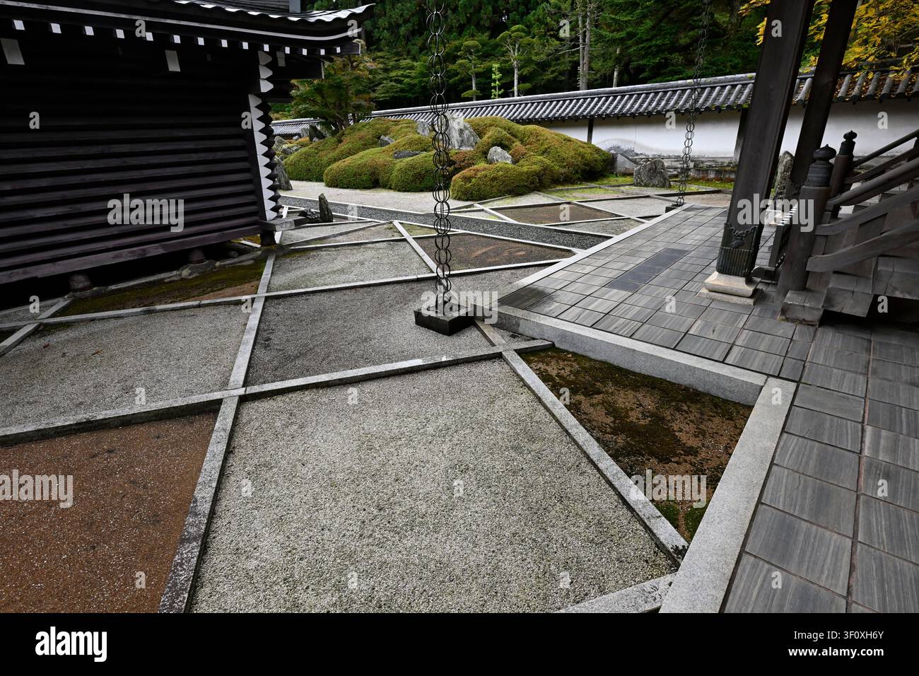 Der Zen-Trockengarten im Tempel Fukuchi-in, entworfen vom renommierten japanischen Landschaftsarchitekten Mirei Shigemori, zeigt eine elegante Komposition Stockfoto