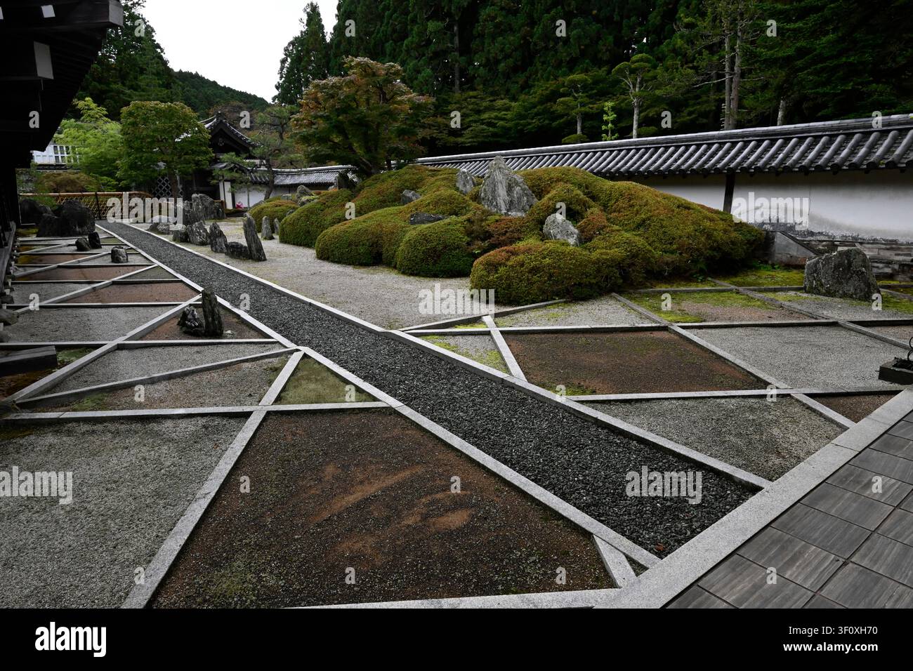 Der Zen-Trockengarten im Tempel Fukuchi-in, entworfen vom renommierten japanischen Landschaftsarchitekten Mirei Shigemori, zeigt eine elegante Komposition Stockfoto
