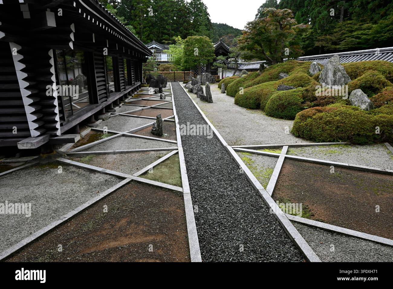 Der Zen-Trockengarten im Tempel Fukuchi-in, entworfen vom renommierten japanischen Landschaftsarchitekten Mirei Shigemori, zeigt eine elegante Komposition Stockfoto