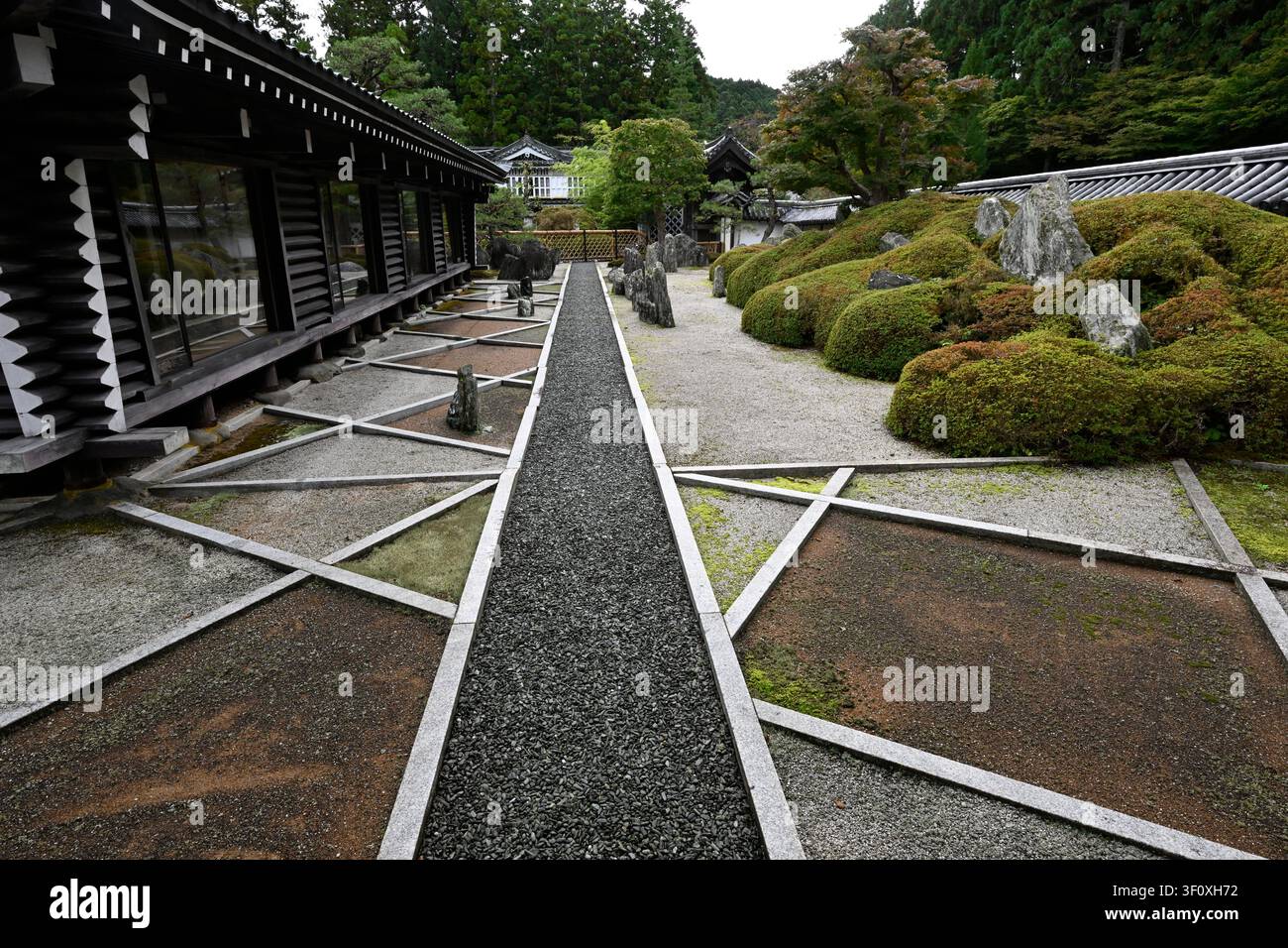 Der Zen-Trockengarten im Tempel Fukuchi-in, entworfen vom renommierten japanischen Landschaftsarchitekten Mirei Shigemori, zeigt eine elegante Komposition Stockfoto
