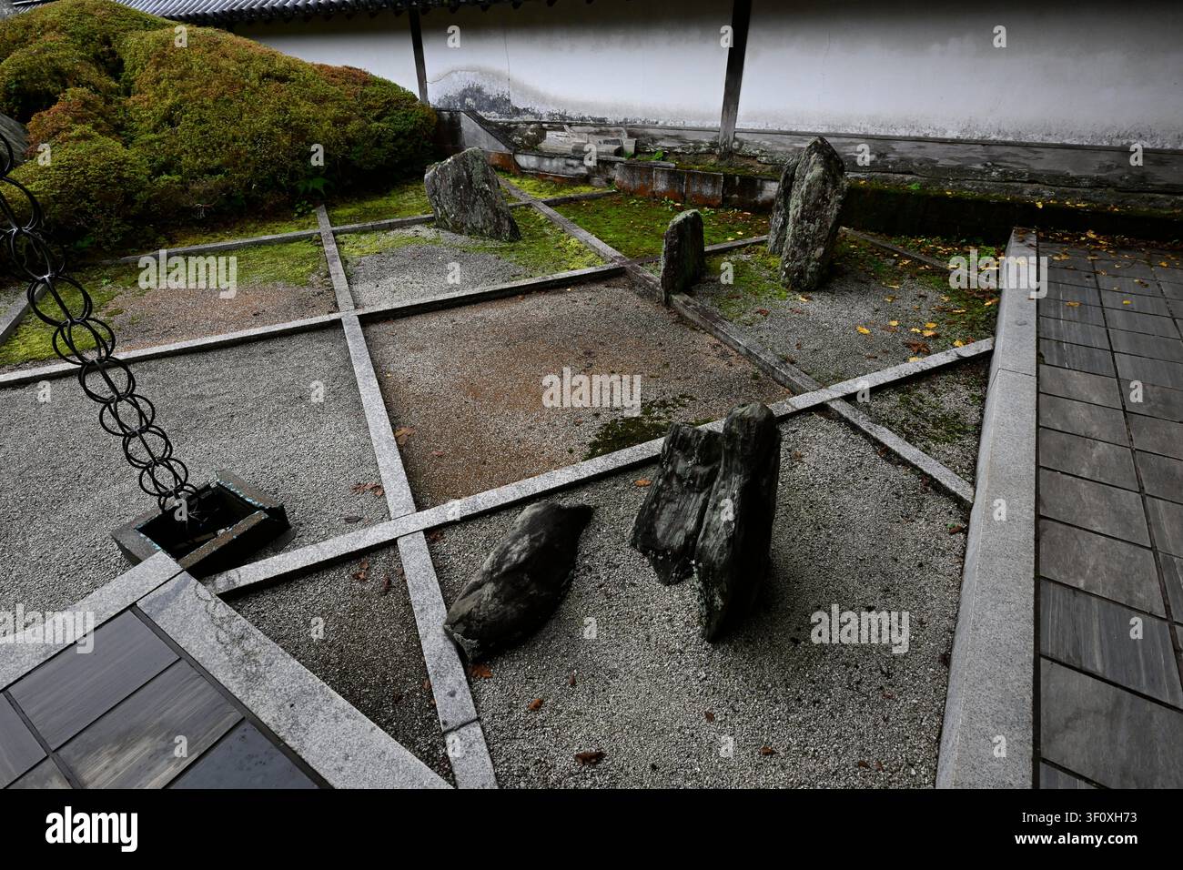 Der Zen-Trockengarten im Tempel Fukuchi-in, entworfen vom renommierten japanischen Landschaftsarchitekten Mirei Shigemori, zeigt eine elegante Komposition Stockfoto