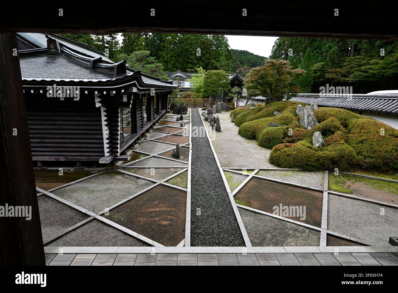 Der Zen-Trockengarten im Tempel Fukuchi-in, entworfen vom renommierten japanischen Landschaftsarchitekten Mirei Shigemori, zeigt eine elegante Komposition Stockfoto