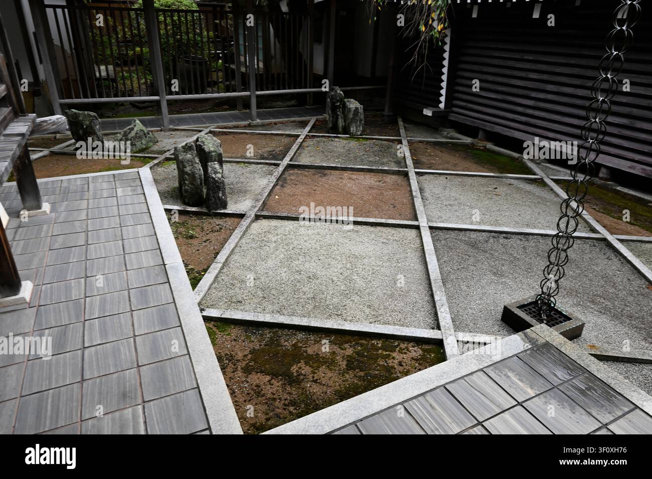 Der Zen-Trockengarten im Tempel Fukuchi-in, entworfen vom renommierten japanischen Landschaftsarchitekten Mirei Shigemori, zeigt eine elegante Komposition Stockfoto