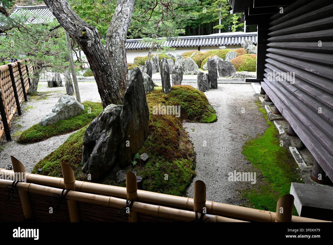 Ein beeindruckender trockener Landschaftsgarten, entworfen von Mirei Shigemori im Fukuchi-in-Tempel auf dem Berg Koya, Japan. Aufrechte Steine ragen aus geformtem moosbedecktem Erdreich hervor Stockfoto