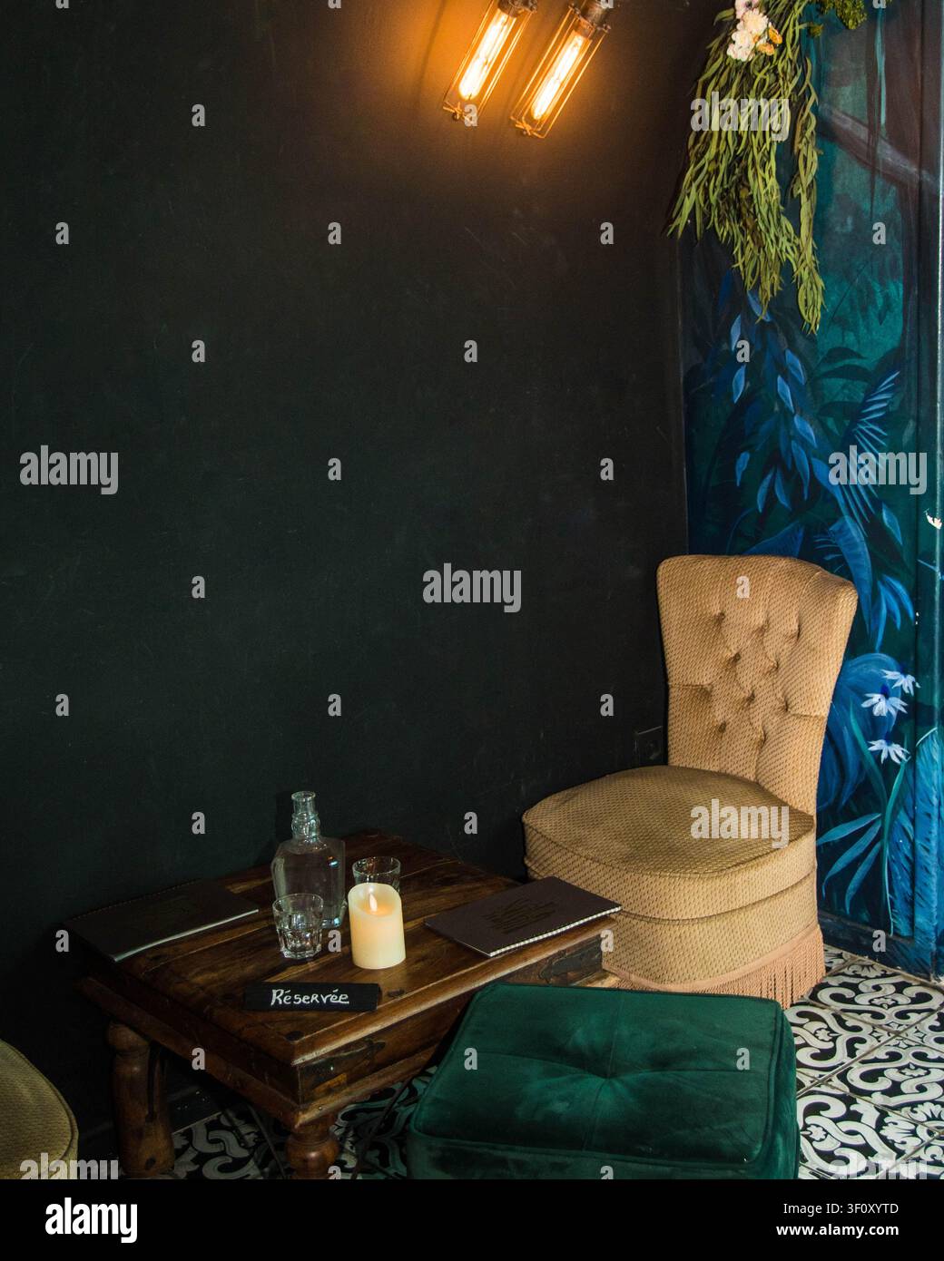 Gemütliches Restaurant-Interieur mit Vintage-Dekor Stockfoto
