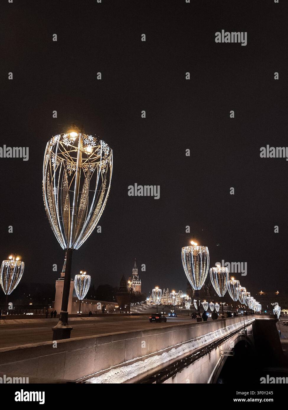 Moskau, Russland - 22. Januar 2022: Festliche beleuchtete Straßendekorationen in der Nähe des Kremls während der Winternacht in Moskau Stockfoto