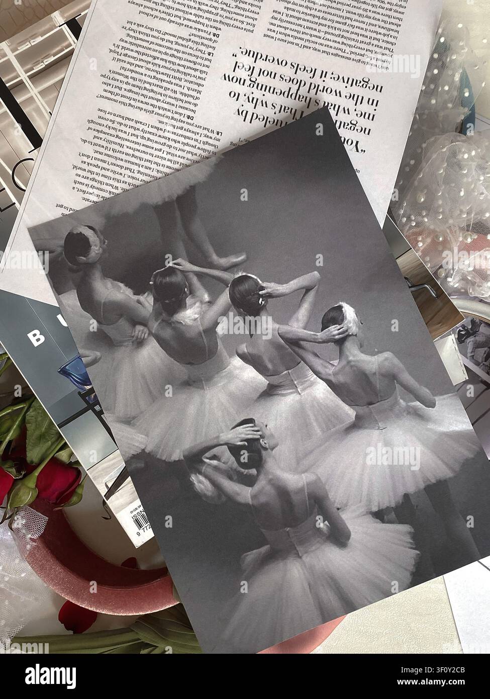 Moskau, Russland: 5. März 2022 – Elegante Flat Lay mit Ballett-inspirierter Kunst, gedruckten Seiten und zarten Accessoires, angeordnet in einer raffinierten Stockfoto