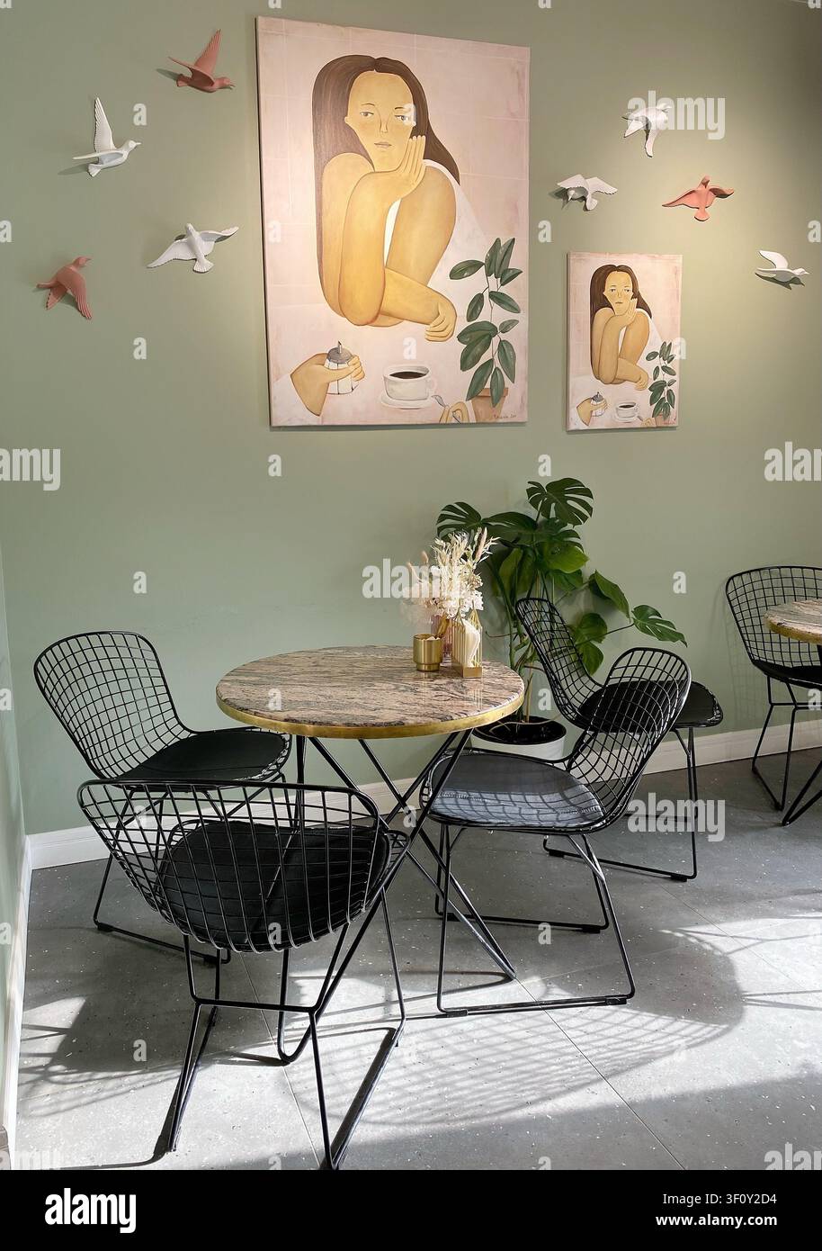 Woronesch, Russland: 7. März 2022 – Stilvolles modernes Café-Interieur mit - Smartphone-aufgenommenes Stockfoto