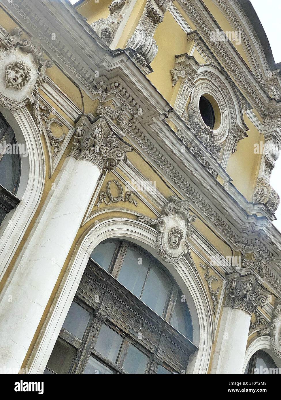 Verzierte BarockfassadenDetails mit dekorativen Säulen und Skulpturen in Sankt Petersburg - Smartphone-aufgenommenes Stockfoto