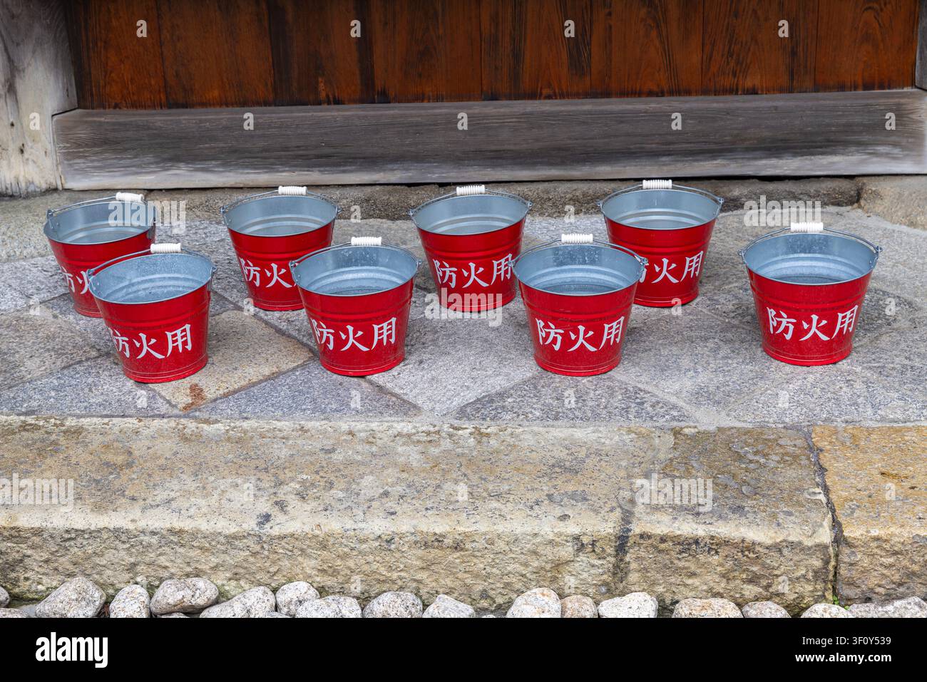 Japanische Feuerlöschbüsche mit Kanji-Zeichen Stockfoto