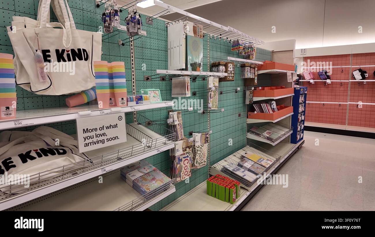 Geschäftsregale einer Target-Filiale mit Leinentaschen mit dem Slogan „SEI NETT“, farbenfrohen Tumblern und Organisationsmaterial für das Klassenzimmer auf einem Türkis Stockfoto
