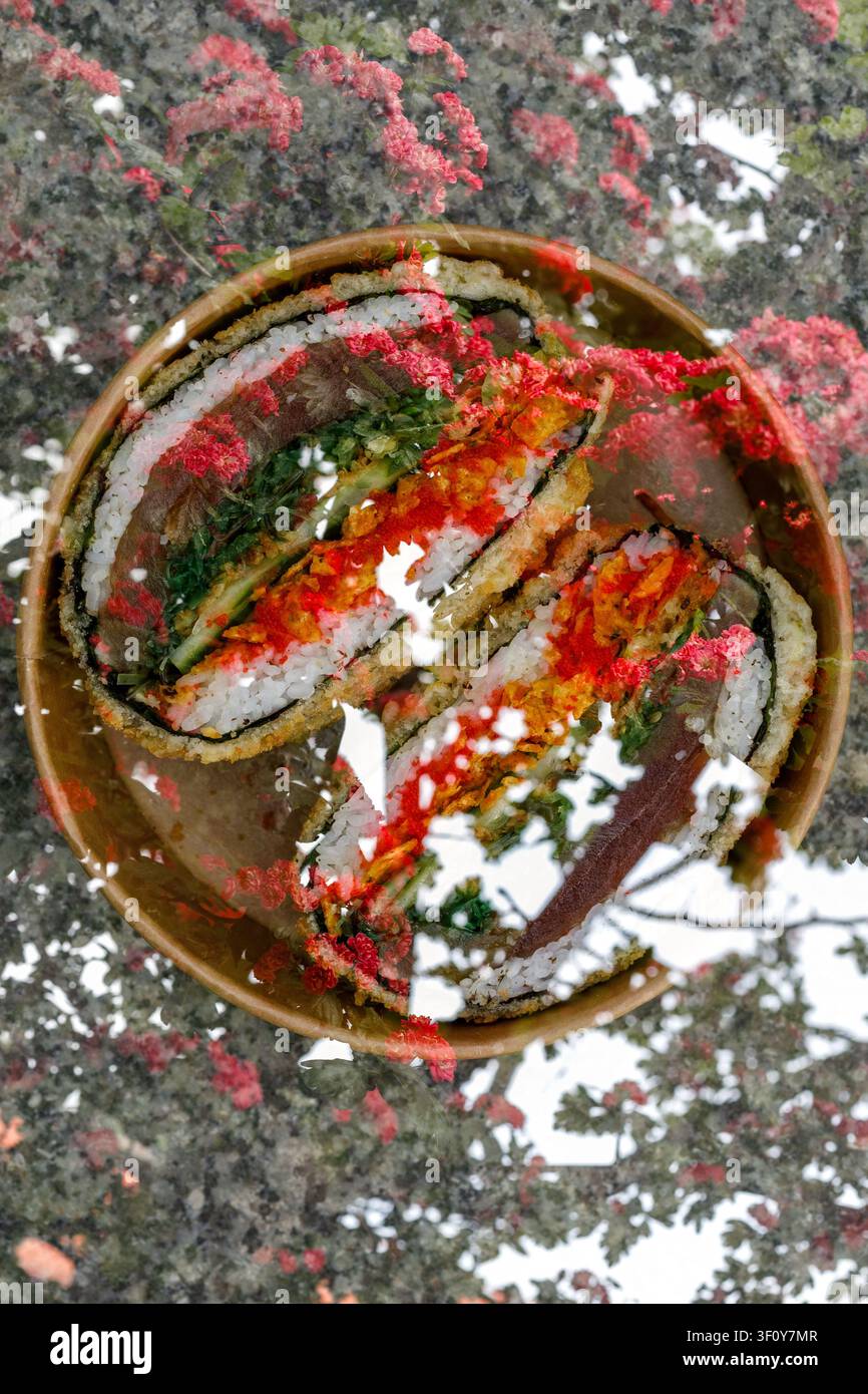 Sushi-Burger vor einem Hintergrund aus Blumen; Mehrfachbelichtung. Kunst. Stockfoto