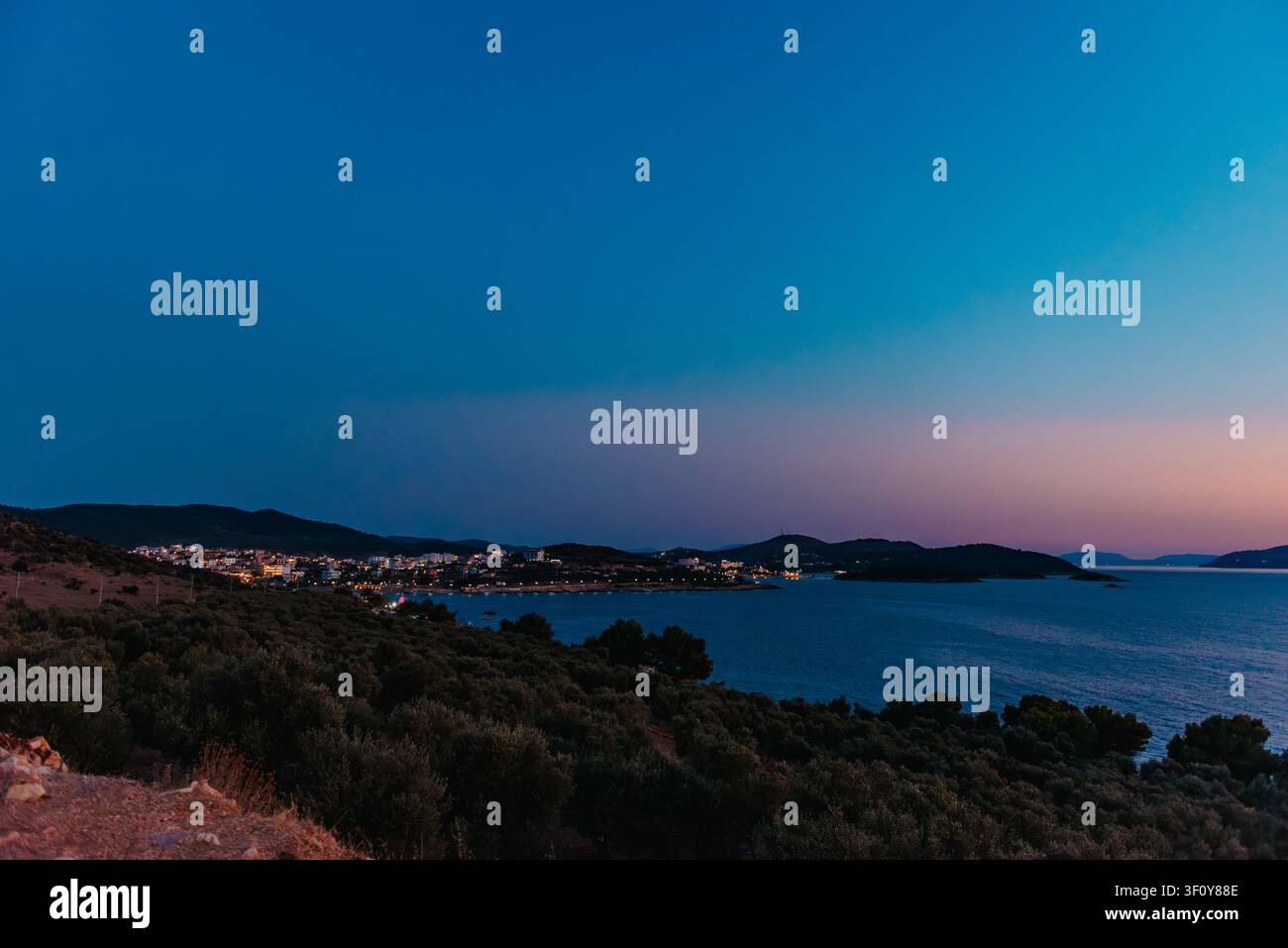 Dorflichter am Meer leuchten in der Dämmerung Stockfoto