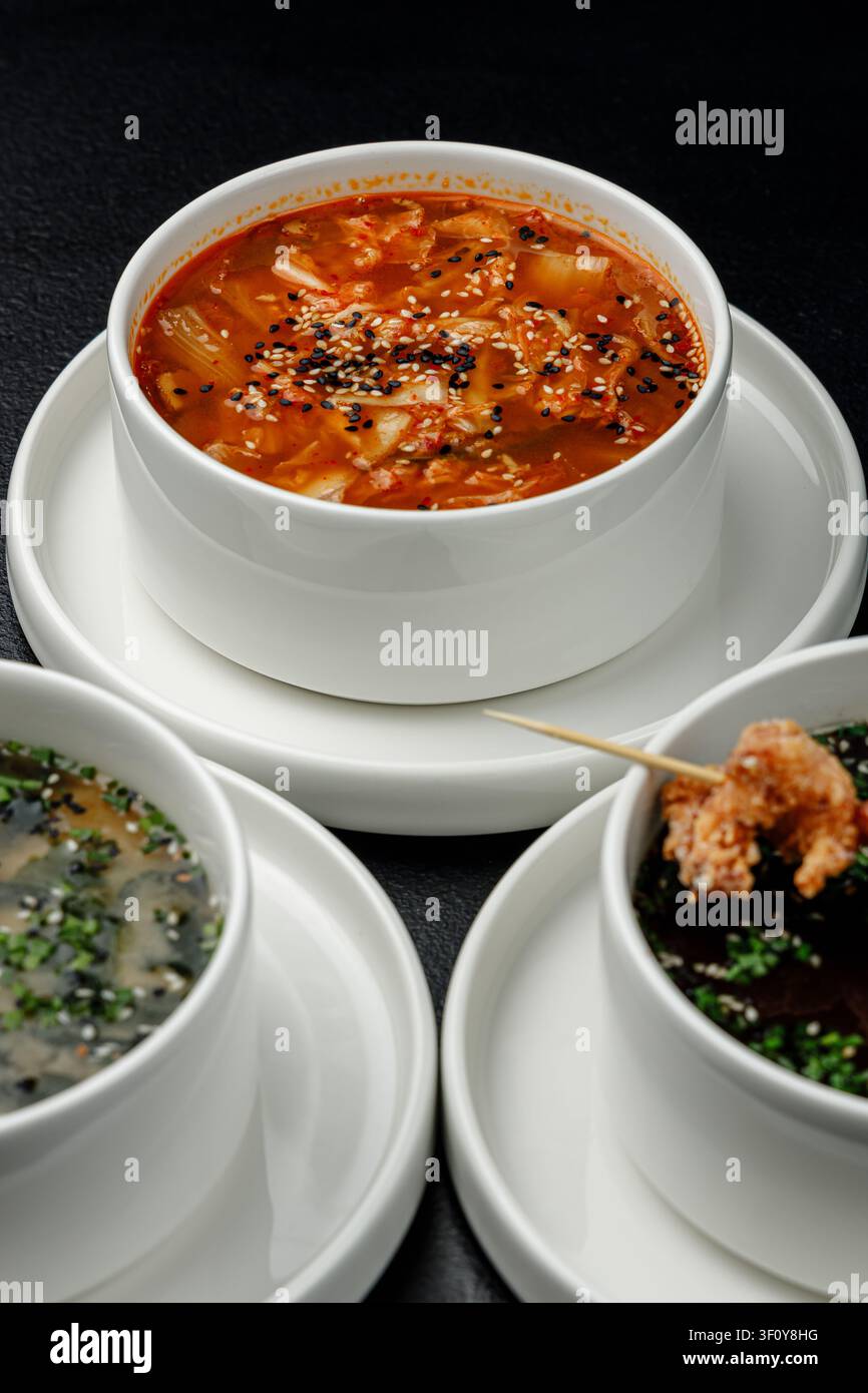 Kimchi-Suppe in einer weißen Teller isolierte Nahtextur Stockfoto