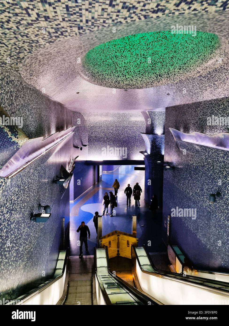 Futuristisches Innendesign der U-Bahn-Station Toledo in Neapel, Italien Stockfoto