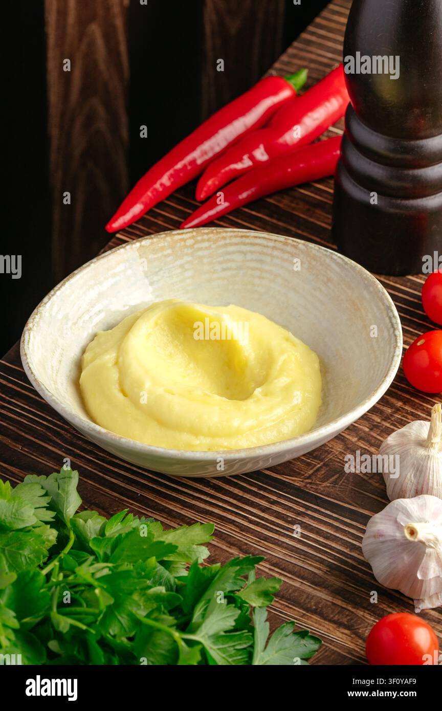 Schüssel mit cremigen Kartoffelpüree und frischem Gemüse Stockfoto