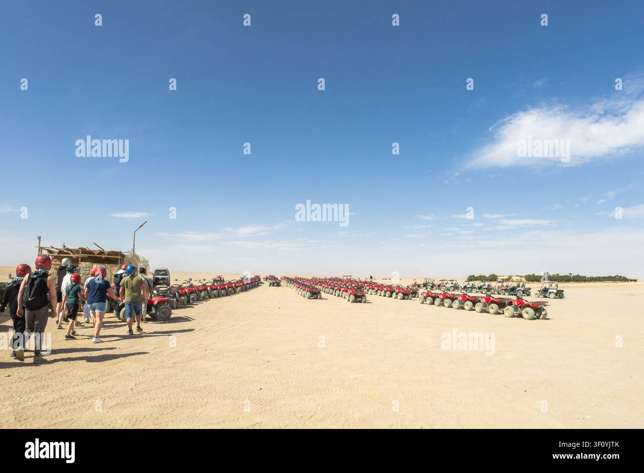 Touristen versammeln sich für eine Wüsten-Quad-Bike-Safari in Hurghada, Ägypten, redaktionell Stockfoto