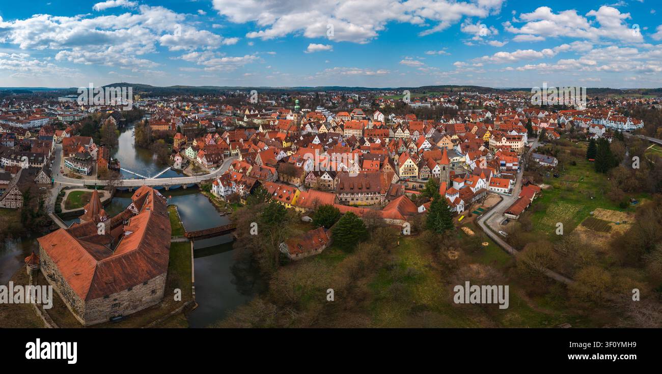 Luftbild der historischen Stadt Lauf an der Pegnitz mit dem Wenzelschloss, dem gewundenen Fluss und den traditionellen roten Dächern in Lauf Stockfoto