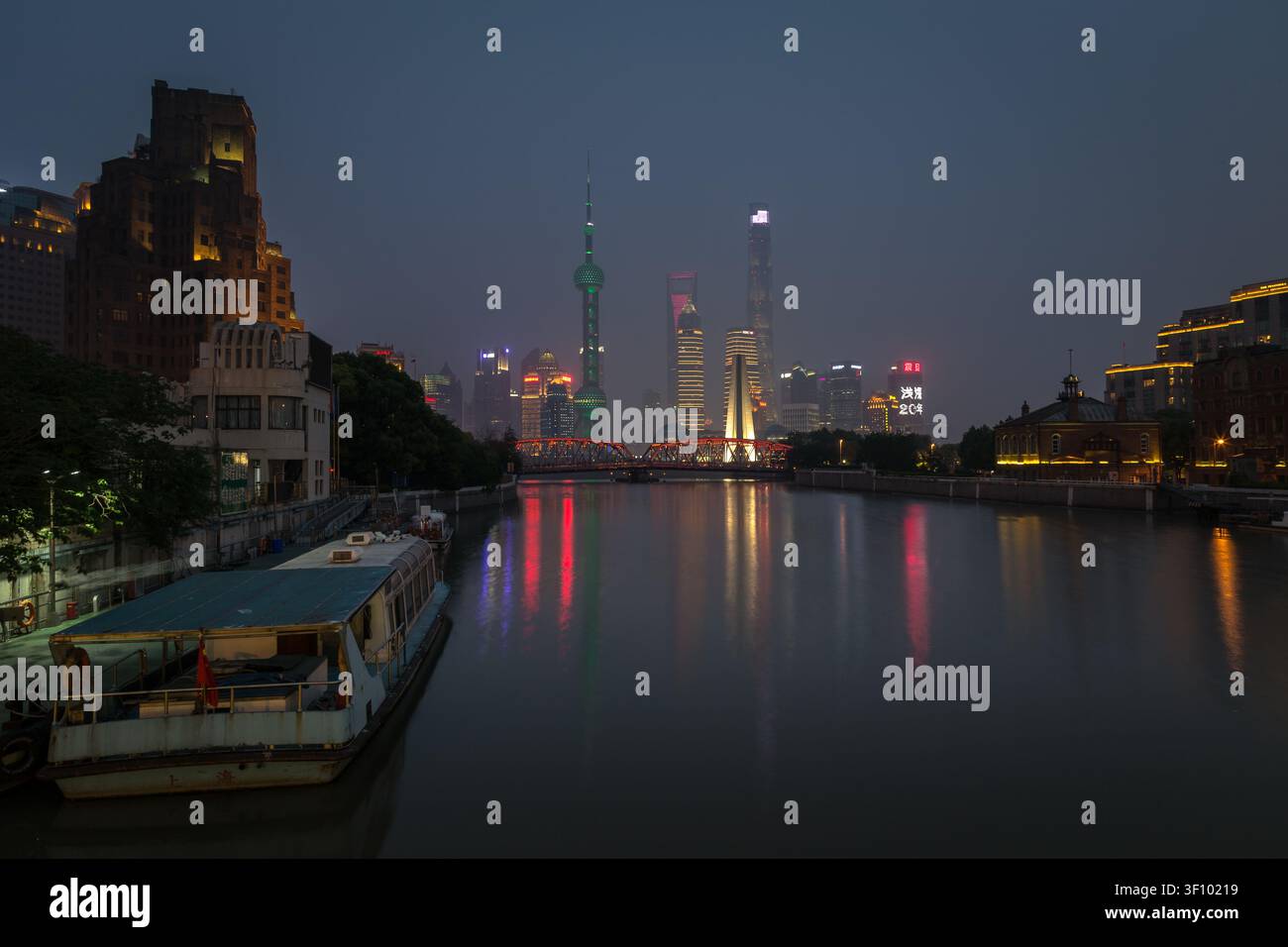 Nacht-Skyline des Finanzdistrikts Lujiazui, gesehen vom Bund über den Huangpu-Fluss in Shanghai, China. Stockfoto