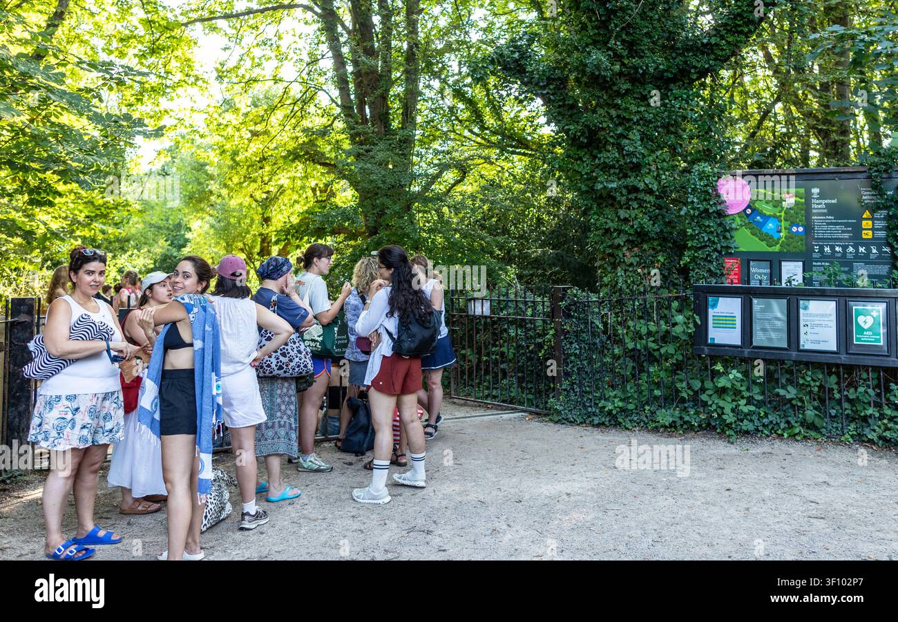 Menschen stehen Schlange vor dem Ladies Pond Hampstead Heath London UK Stockfoto