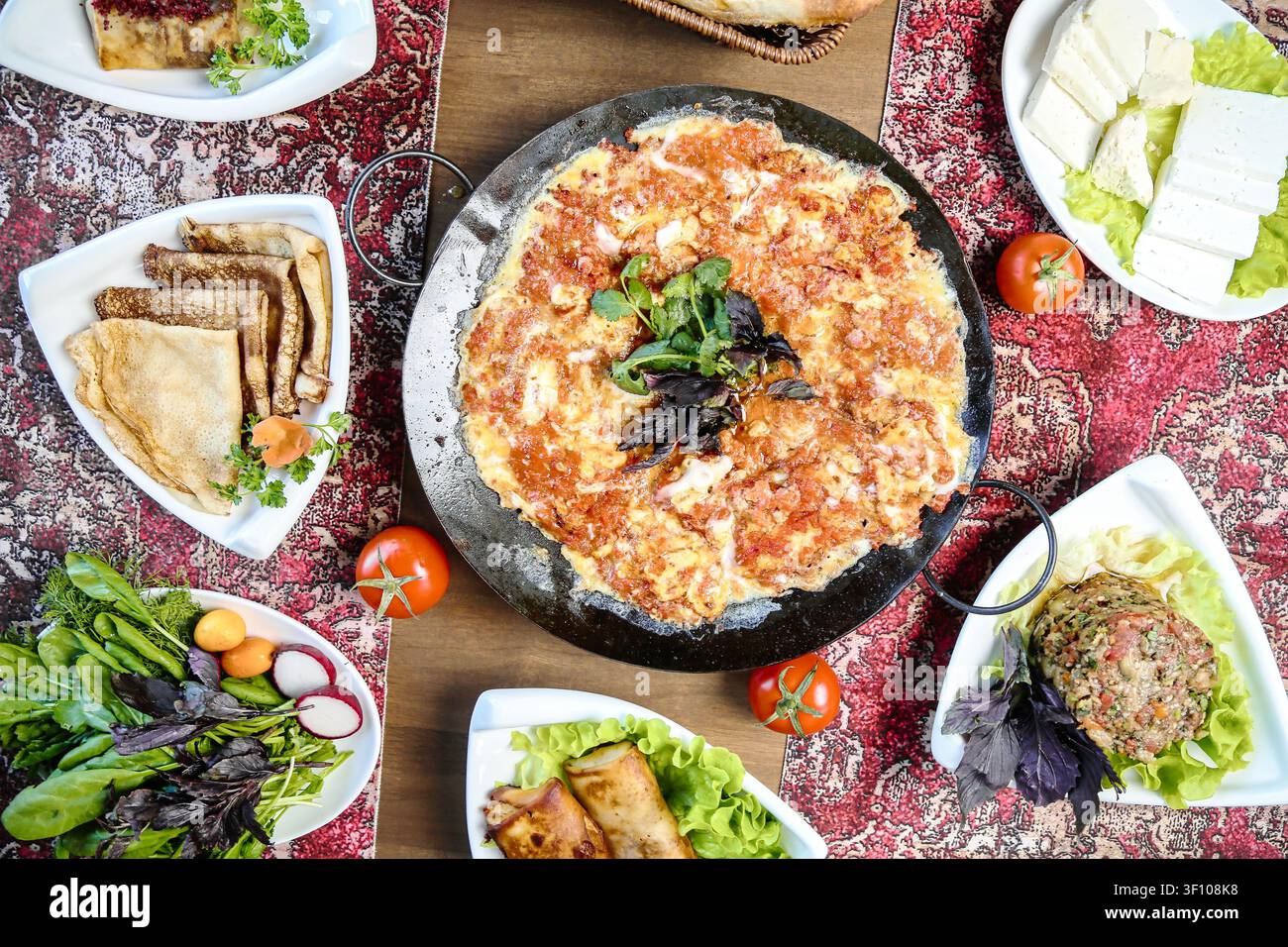 Ein Tisch gefüllt mit verschiedenen Gerichten, der eine breite Palette von Essensoptionen präsentiert. Stockfoto