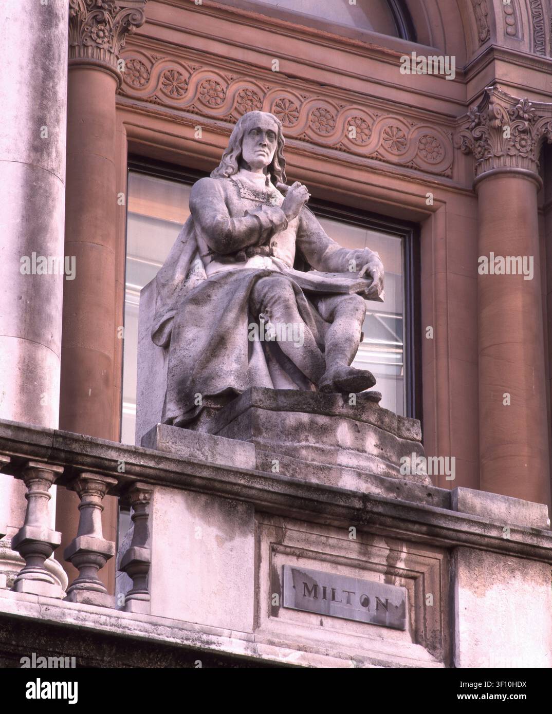 Milton, 1869. Statue des britischen Dichters John Milton, von Joseph Durham. Eine von 22 Skulpturen an der Fassade von 6 Burlington Gardens, einem italienischen Grade II*-gelisteten Gebäude in Mayfair, entworfen von Sir James Pennethorne zwischen 1867 und 1870 als Hauptquartier der Universität London. Es wird derzeit von der Royal Academy of Arts genutzt. Stockfoto