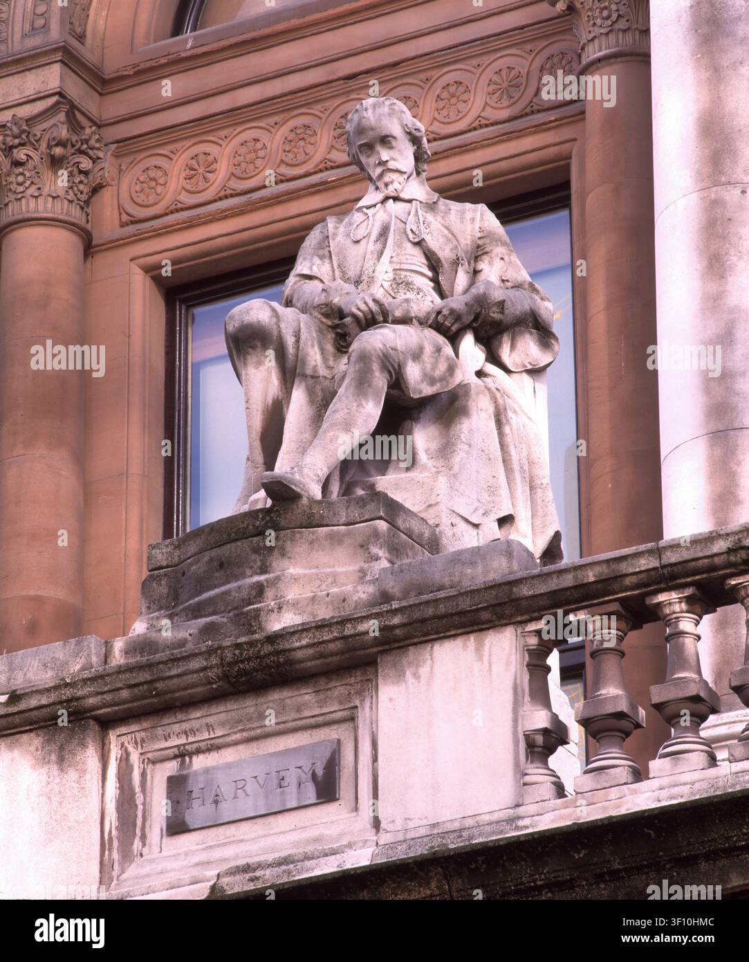 Harvey, 1869. Statue des englischen Arztes William Harvey, von Joseph Durham. Eine von 22 Skulpturen an der Fassade von 6 Burlington Gardens, einem italienischen Grade II*-gelisteten Gebäude in Mayfair, entworfen von Sir James Pennethorne zwischen 1867 und 1870 als Hauptsitz der Universität London. Es wird derzeit von der Royal Academy of Arts genutzt. Stockfoto