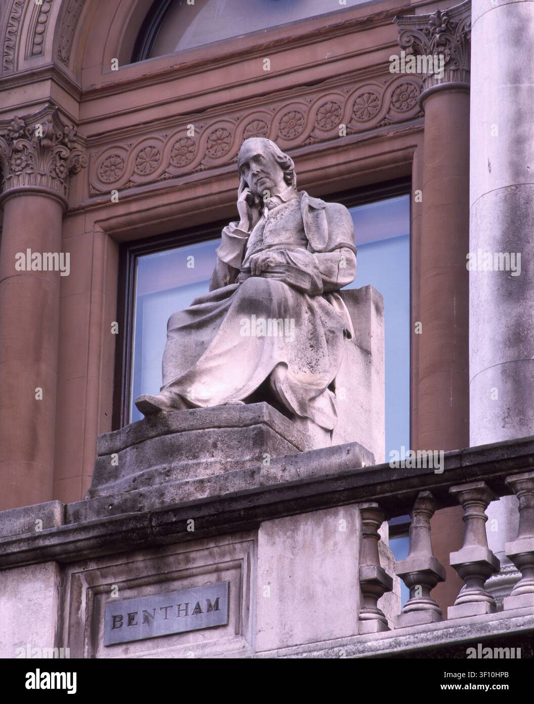 Bentham, 1869. Statue des britischen Philosophen und Sozialreformers Jeremy Bentham, von Joseph Durham. Eine von 22 Skulpturen an der Fassade von 6 Burlington Gardens, einem italienischen Grade II*-gelisteten Gebäude in Mayfair, entworfen von Sir James Pennethorne zwischen 1867 und 1870 als Hauptquartier für die Universität von London. Es wird derzeit von der Royal Academy of Arts genutzt. Stockfoto