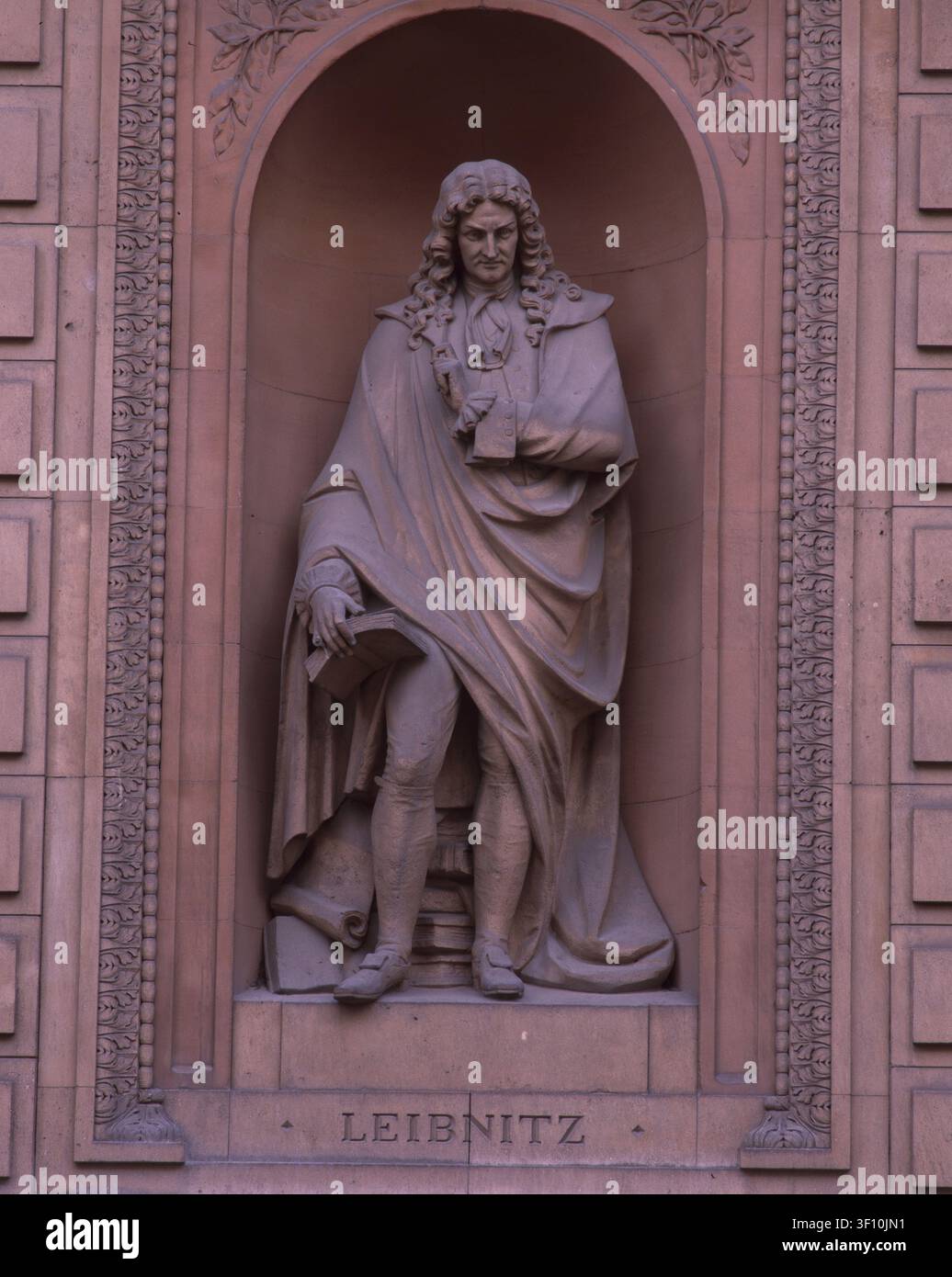 Leibniz, ca. 1870. Statue des deutschen Mathematikers Gottfried Leibniz, von Patrick MacDowell. Eine von 22 Skulpturen an der Fassade von 6 Burlington Gardens, einem italienisch anmutenden Grade II*-gelisteten Gebäude in Mayfair, entworfen von Sir James Pennethorne zwischen 1867 und 1870 als Hauptsitz der Universität London. Es wird derzeit von der Royal Academy of Arts genutzt. Stockfoto