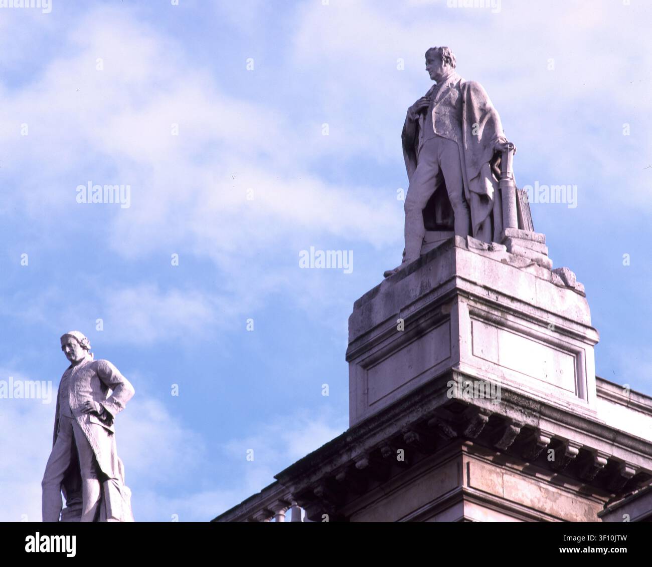 Hume und Davy, ca. 1870. Skulpturen des britischen Philosophen David Hume und des Chemikers und Erfinders Humphry Davy, geschaffen von Matthew Noble. Es gibt 22 Skulpturen an der Fassade von 6 Burlington Gardens, einem italienischen Grade II*-geschützten Gebäude in Mayfair, das von Sir James Pennethorne zwischen 1867 und 1870 als Hauptsitz der Universität London entworfen wurde. Es wird derzeit von der Royal Academy of Arts genutzt. Stockfoto
