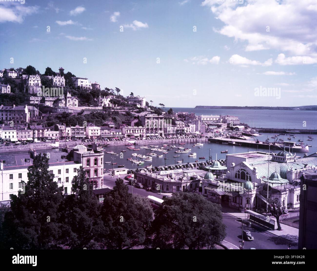 Torquay, Devon, ca. 1955. Die Wirtschaft der Stadt, die ursprünglich auf Fischerei und Landwirtschaft basierte, begann sich im frühen 19. Jahrhundert zu einem modischen Seebad zu entwickeln. Bekannt für sein mildes Klima, erhielt die Stadt den Spitznamen die englische Riviera. Im Vordergrund steht der viktorianische Pavillon. Stockfoto