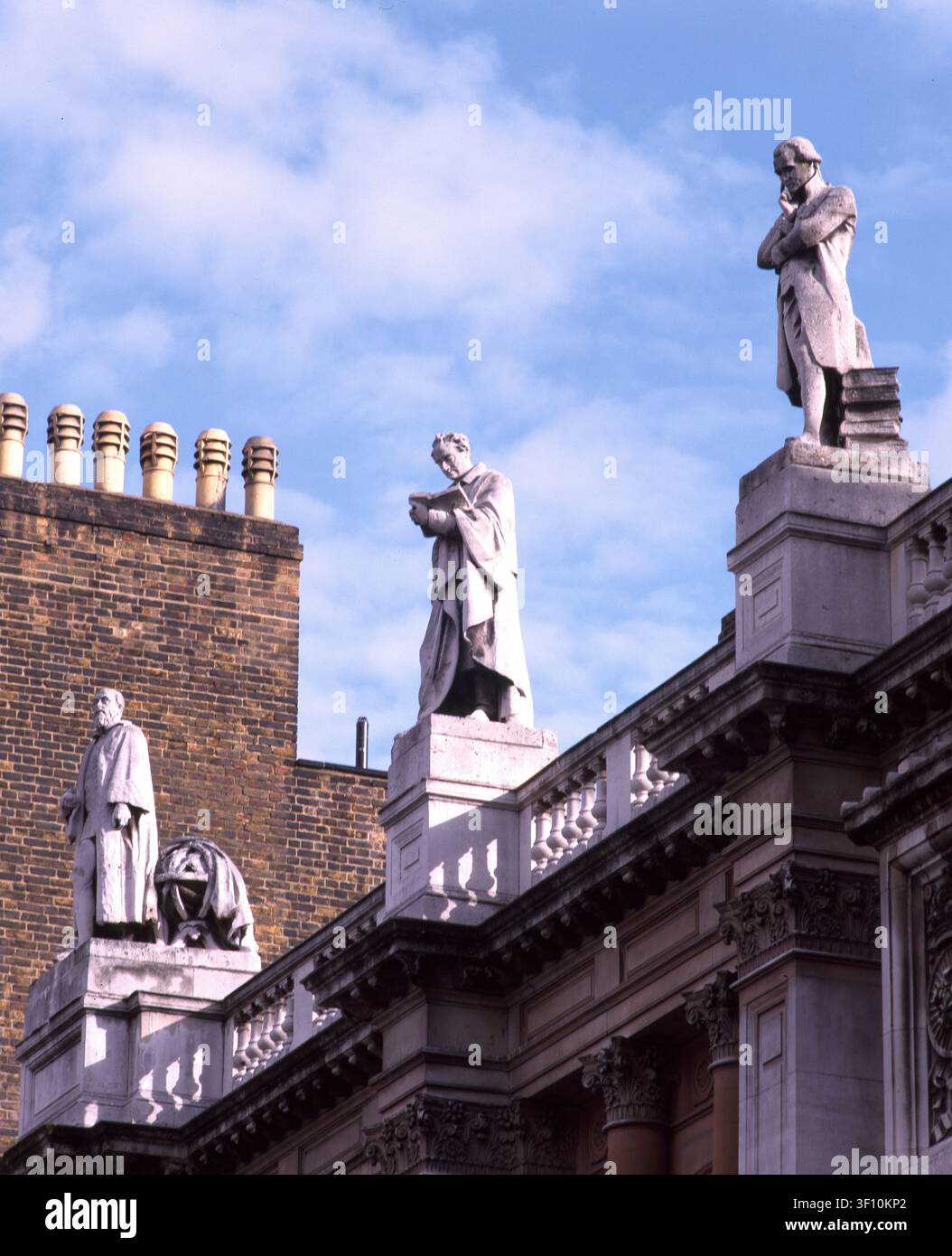 Galileo, Goethe und La Place, ca. 1870. Skulpturen des italienischen Astronomen Galileo Galilei, des deutschen Dichters Johann Wolfgang von Goethe und des französischen Polymathen Pierre-Simon Laplace, geschaffen von Edward William Wyon. Es gibt 22 Skulpturen an der Fassade von 6 Burlington Gardens, einem italienischen Grade II*-geschützten Gebäude in Mayfair, entworfen von Sir James Pennethorne zwischen 1867 und 1870 als Hauptsitz der Universität London. Es wird derzeit von der Royal Academy of Arts genutzt. Stockfoto