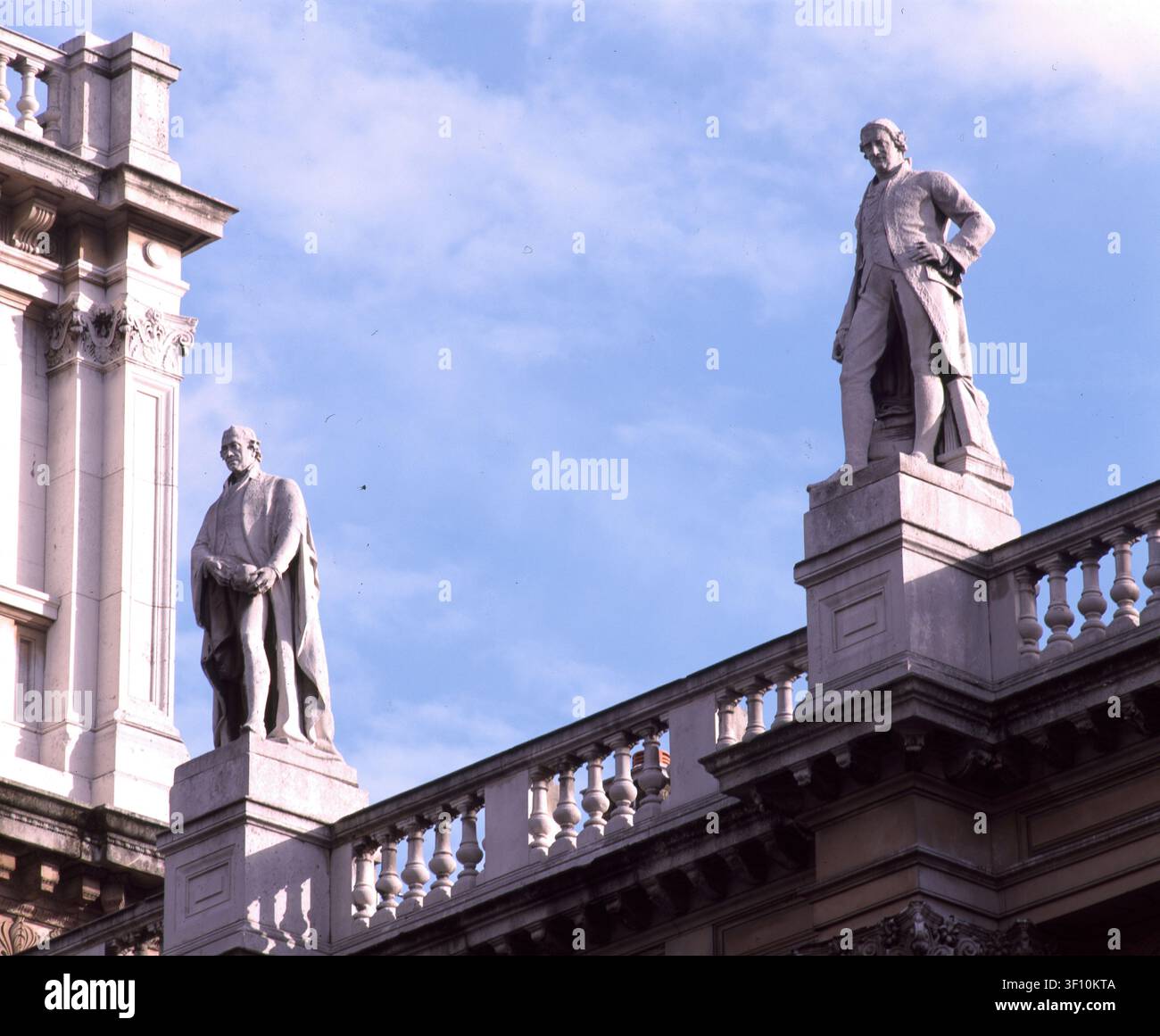 Hunter und Hume, ca. 1870. Skulpturen des britischen Anatomen und Chirurgen John Hunter und des britischen Philosophen David Hume, geschaffen von Matthew Noble. Es gibt 22 Skulpturen an der Fassade von 6 Burlington Gardens, einem italienischen Grade-II*-geschützten Gebäude in Mayfair, das von Sir James Pennethorne zwischen 1867 und 1870 als Hauptsitz der Universität London entworfen wurde. Es wird derzeit von der Royal Academy of Arts genutzt. Stockfoto