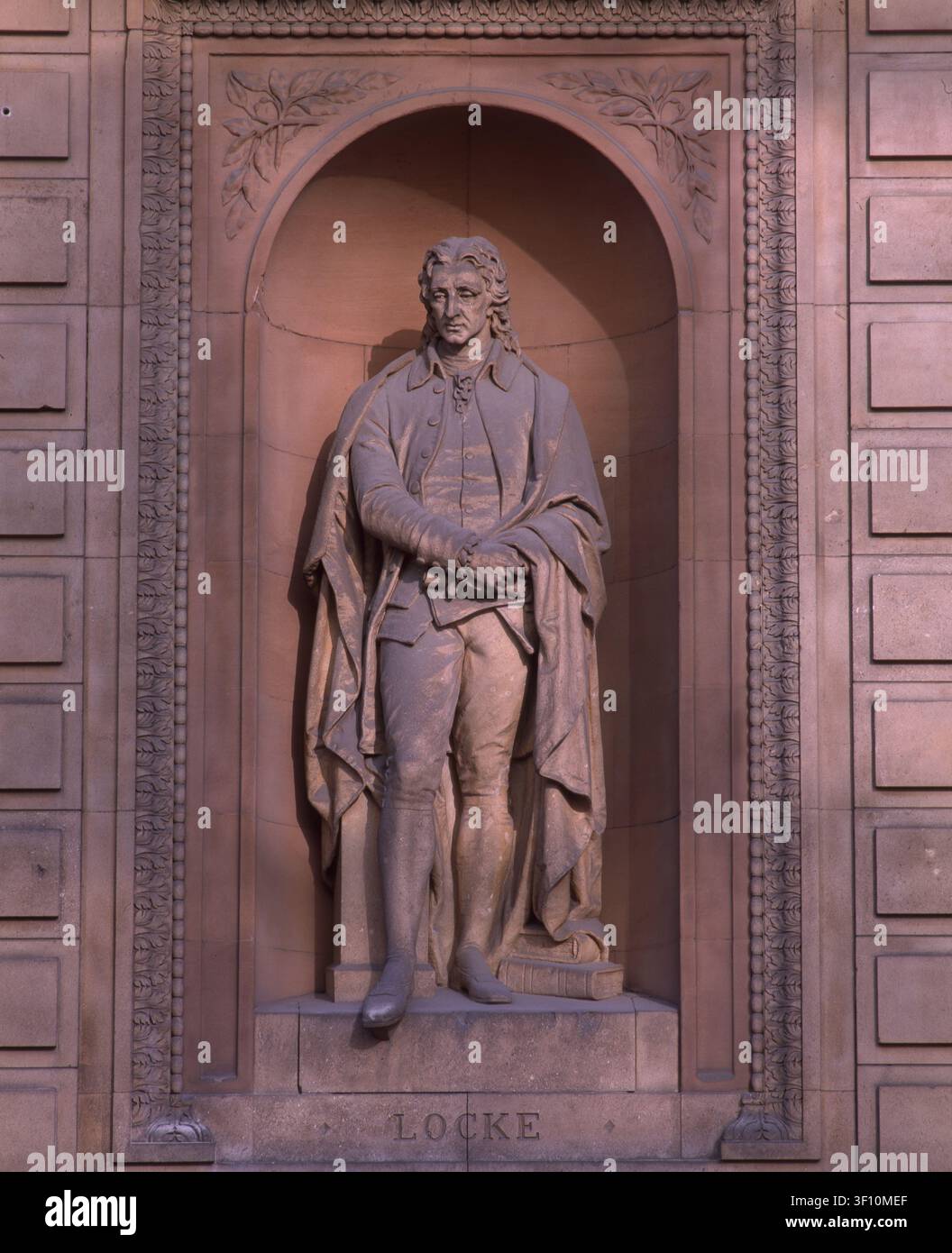Locke, ca. 1870. Statue des britischen Philosophen und Autors John Locke, von William Theed, Jr. Eine von 22 Skulpturen an der Fassade von 6 Burlington Gardens, einem im italienischen Stil erbauten Grade II*-geschützten Gebäude in Mayfair, entworfen von Sir James Pennethorne zwischen 1867 und 1870 als Hauptsitz der Universität London. Es wird derzeit von der Royal Academy of Arts genutzt. Stockfoto