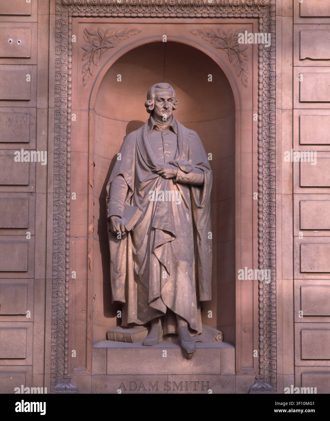 Adam Smith, ca. 1870. Statue des britischen Philosophen und Ökonomen Adam Smith, von William Theed, Jr. Eine von 22 Skulpturen an der Fassade von 6 Burlington Gardens, einem italienischen Gebäude des Grades II*, das von Sir James Pennethorne zwischen 1867 und 1870 als Hauptsitz der Universität London entworfen wurde. Es wird derzeit von der Royal Academy of Arts genutzt. Stockfoto