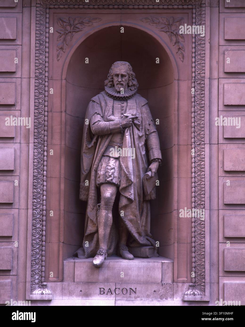 Bacon, c1870. Statue von Sir Francis Bacon, englischem Lordkanzler, Rechtsanwalt, Staatsmann und Philosoph, von William Theed, Jr. Eine von 22 Skulpturen an der Fassade von 6 Burlington Gardens, einem italienischen Grade II*-gelisteten Gebäude in Mayfair, entworfen von Sir James Pennethorne zwischen 1867 und 1870 als Hauptsitz der Universität London. Es wird derzeit von der Royal Academy of Arts genutzt. Stockfoto