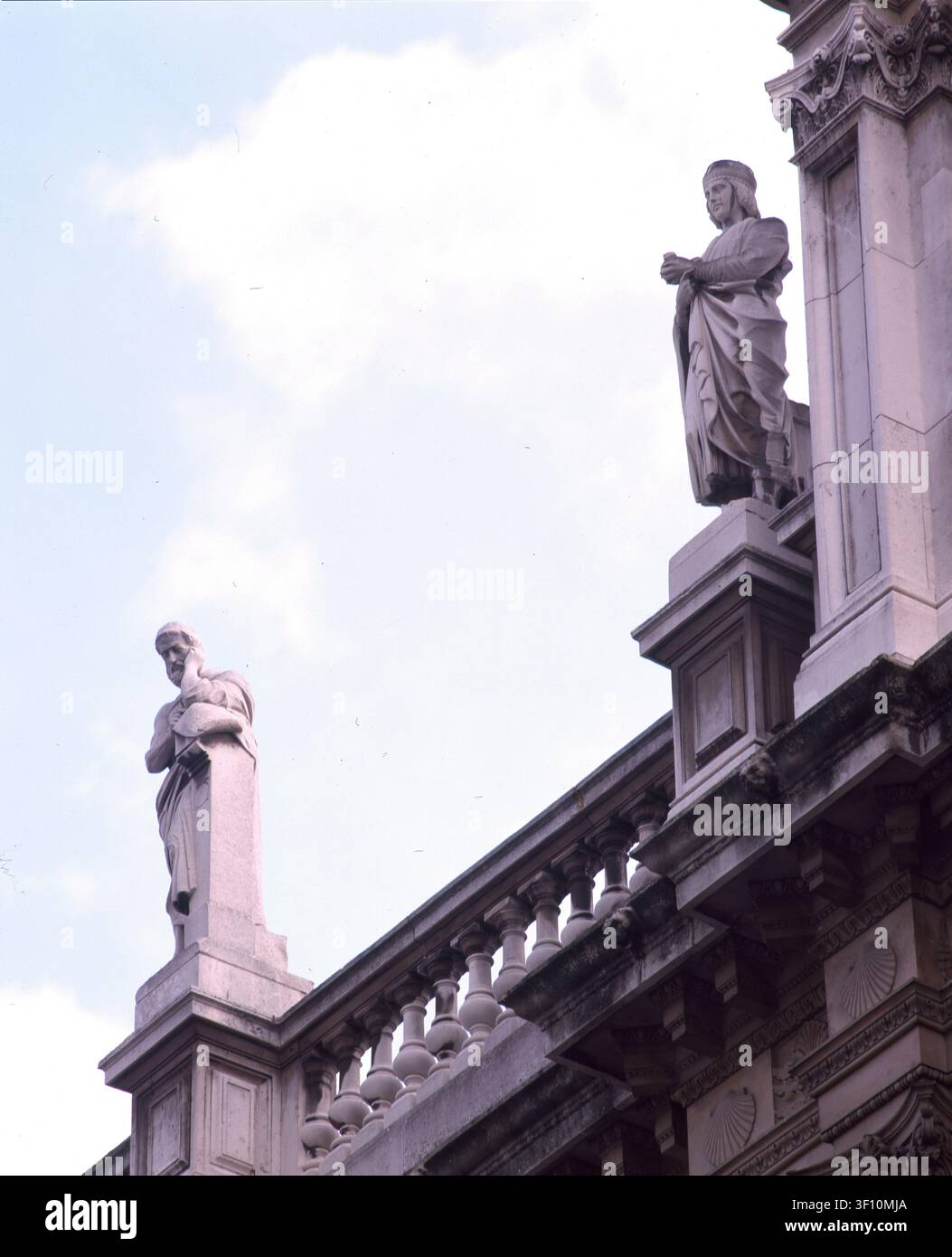 Archimedes und Justinian, um 1870. Skulpturen des antiken griechischen Mathematikers und Astronomen Archimedes sowie des römischen Kaisers Justinian, geschaffen von W. F. Woodington. Es gibt 22 Skulpturen an der Fassade von 6 Burlington Gardens, einem italienischen Gebäude des Grades II*, das zwischen 1867 und 1870 von Sir James Pennethorne als Hauptsitz der Universität London entworfen wurde. Es wird derzeit von der Royal Academy of Arts genutzt. Stockfoto