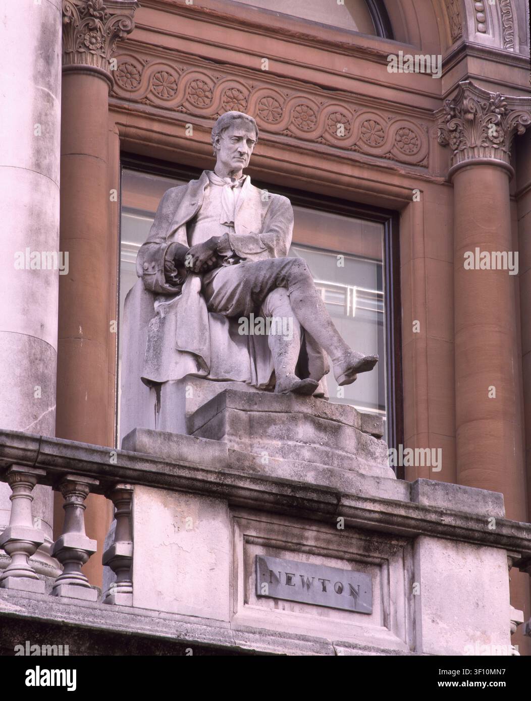 Newton, 1869. Statue des britischen Mathematikers und Astronomen Isaac Newton, von Joseph Durham. Eine von 22 Skulpturen an der Fassade von 6 Burlington Gardens, einem italienischen Grade II*-gelisteten Gebäude in Mayfair, entworfen von Sir James Pennethorne zwischen 1867 und 1870 als Hauptsitz der Universität London. Es wird derzeit von der Royal Academy of Arts genutzt. Stockfoto