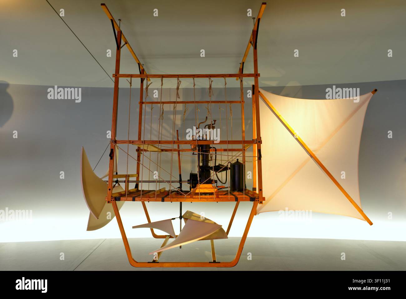 Ein antiker experimenteller Flugmaschinen-Prototyp mit Holzrahmen, Segeltuchsegeln und einem frühen mechanischen Motor. Ausgestellt in einer Museumsaustellung Stockfoto