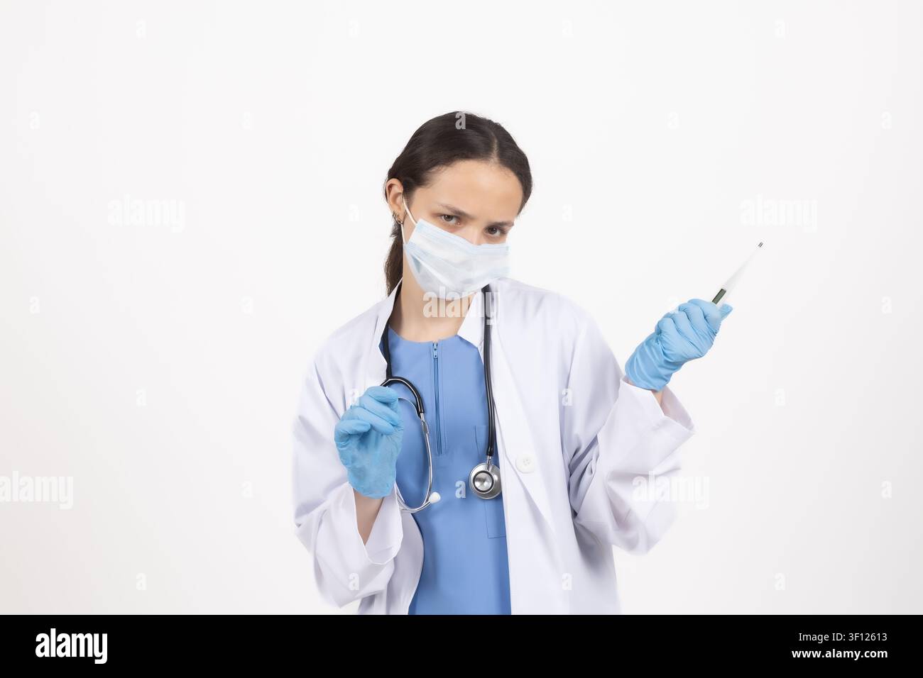 Professionelle Ärztin hält eine Spritze und bereitet eine Injektion vor Stockfoto