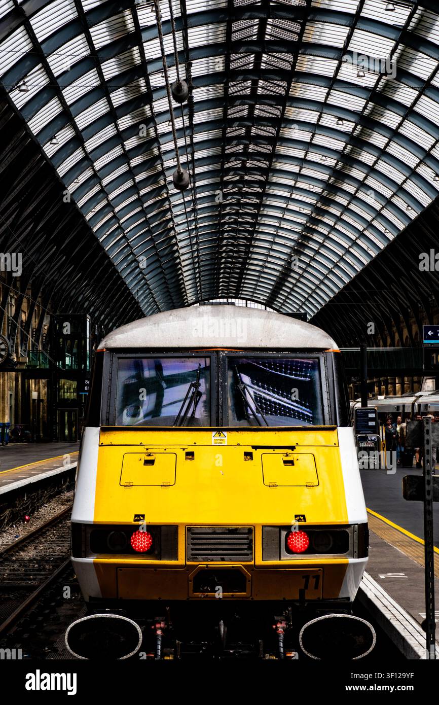 British Rail InterCity 225 HST Klasse 43 Triebwagenzug in originaler gelber Lackierung an einem viktorianischen Bahnhof mit Glasdach, England Stockfoto