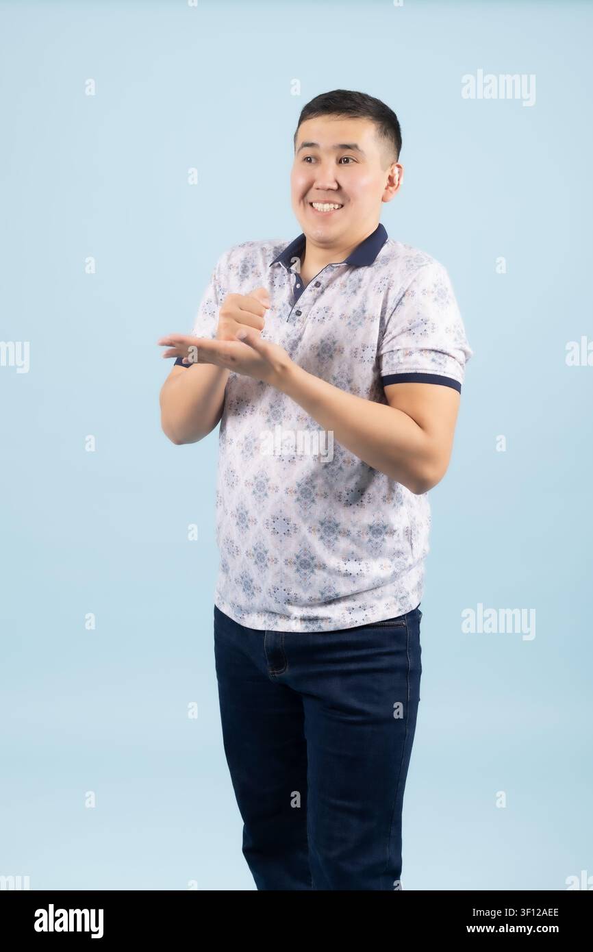 Fröhlicher erwachsener Mann klatscht in die Hände und applaudiert einen großen Erfolg Stockfoto