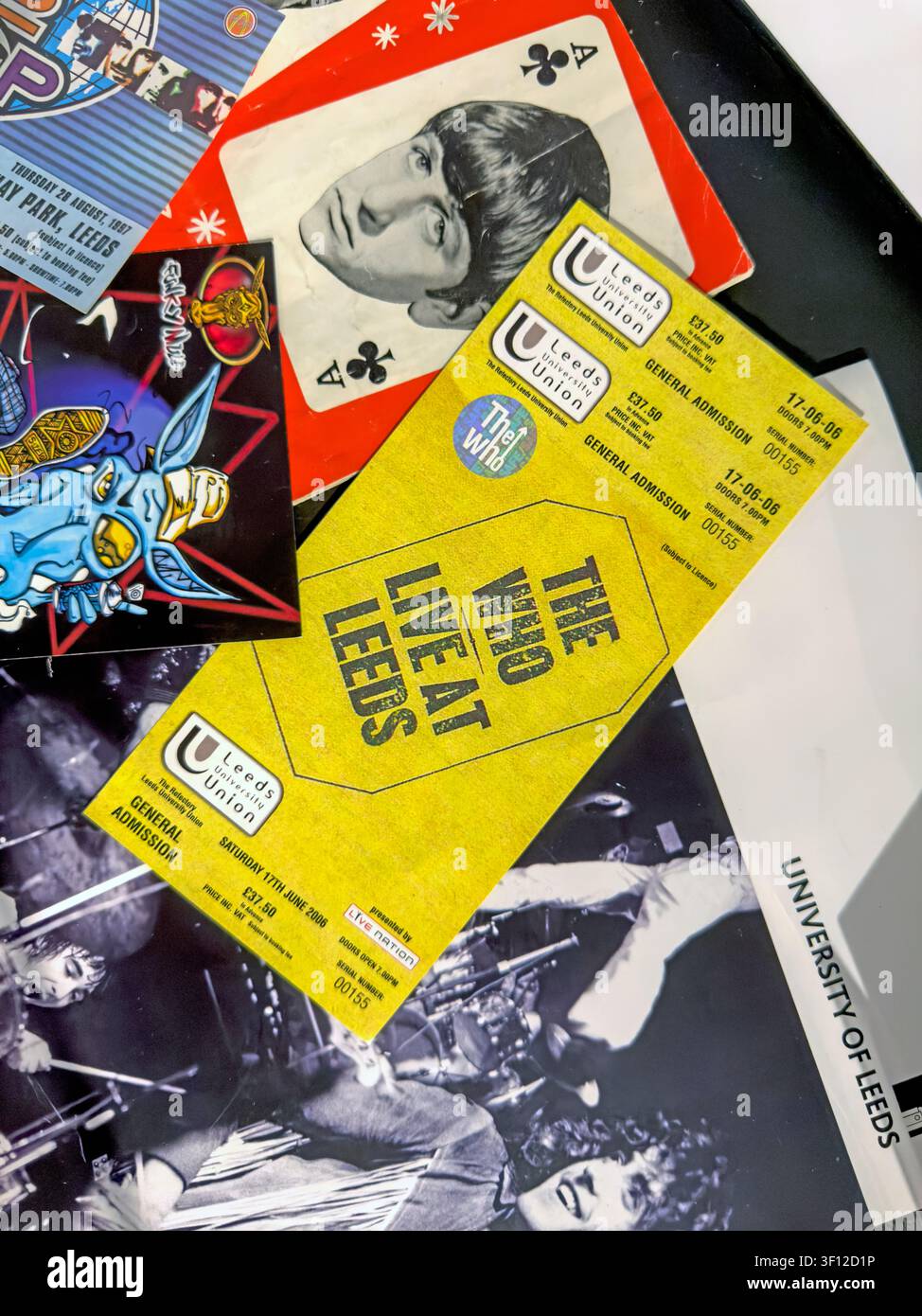Das The Who Leeds Live Konzertticket und Musik-Memorabilia, fotografiert zwischen Abzeichen und anderen Gegenständen. Stockfoto